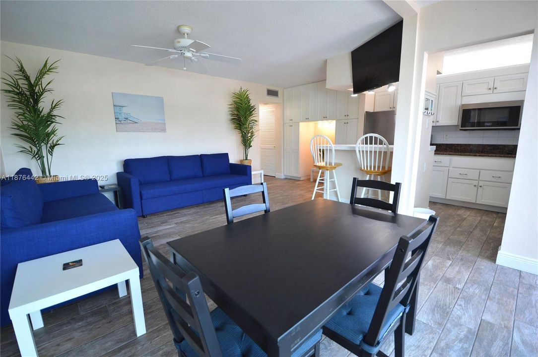 For Sale: $149,000 (1 beds, 1 baths, 580 Square Feet)