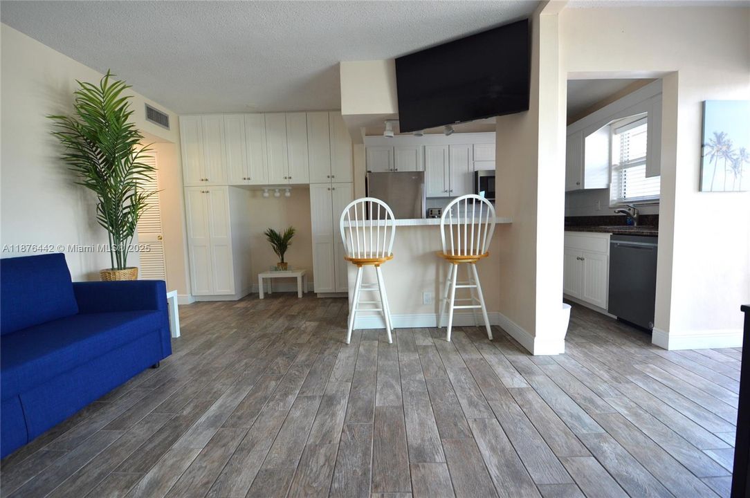 For Sale: $149,000 (1 beds, 1 baths, 580 Square Feet)