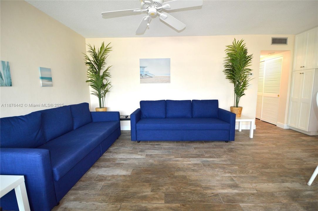 For Sale: $149,000 (1 beds, 1 baths, 580 Square Feet)