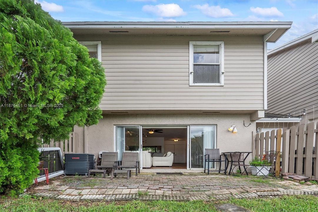 En Venta: $439,000 (2 camas, 2 baños, 1388 Pies cuadrados)