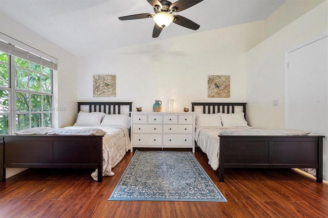 En Venta: $439,000 (2 camas, 2 baños, 1388 Pies cuadrados)