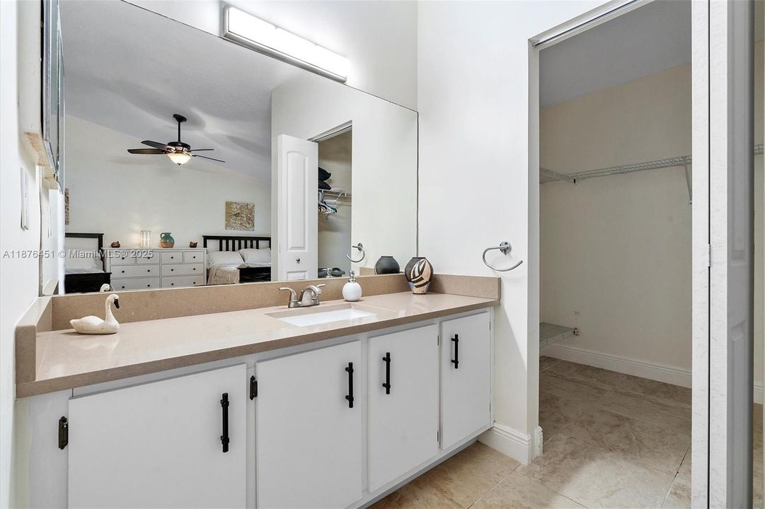 En Venta: $439,000 (2 camas, 2 baños, 1388 Pies cuadrados)