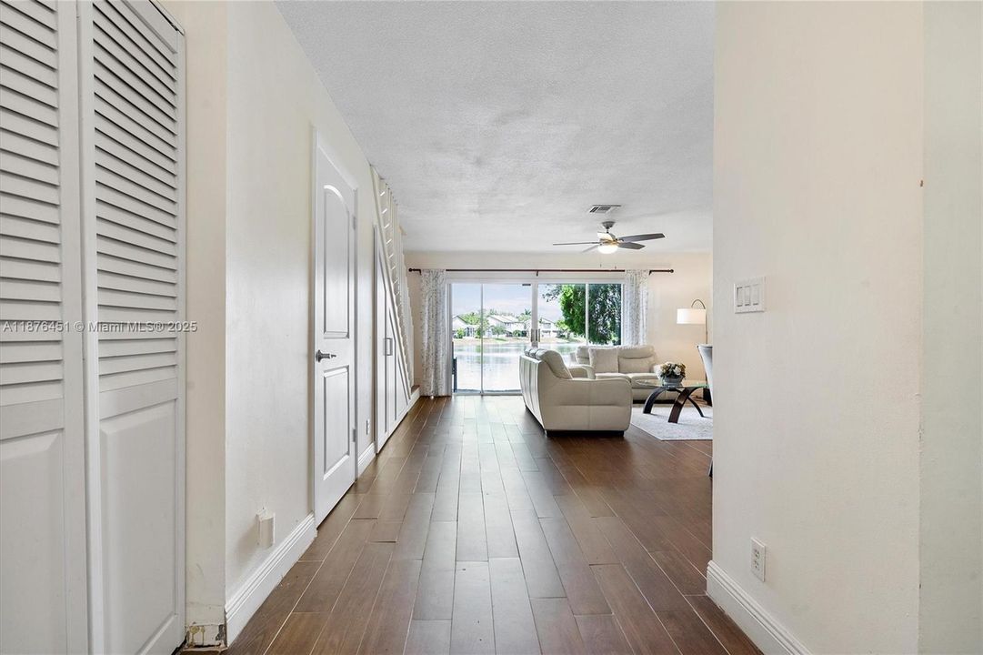 En Venta: $439,000 (2 camas, 2 baños, 1388 Pies cuadrados)