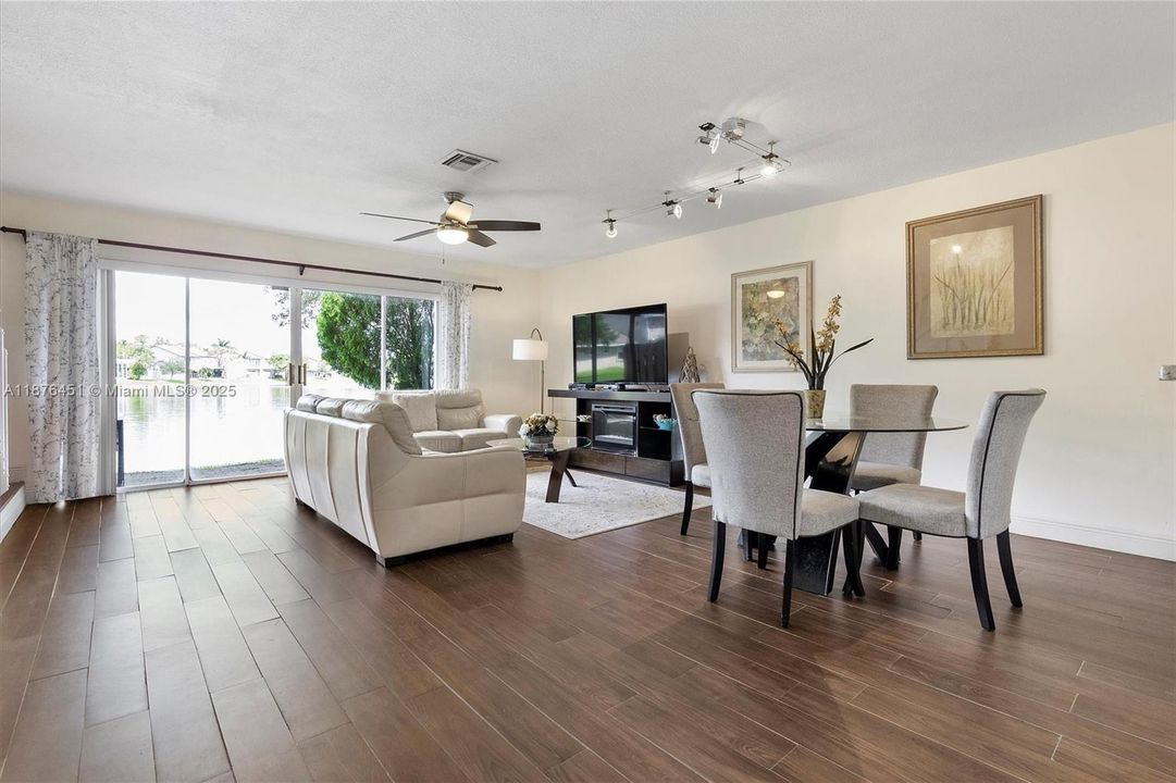 En Venta: $439,000 (2 camas, 2 baños, 1388 Pies cuadrados)