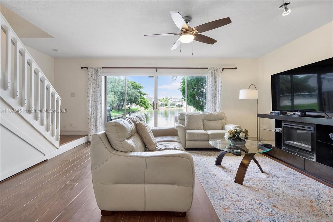 En Venta: $439,000 (2 camas, 2 baños, 1388 Pies cuadrados)