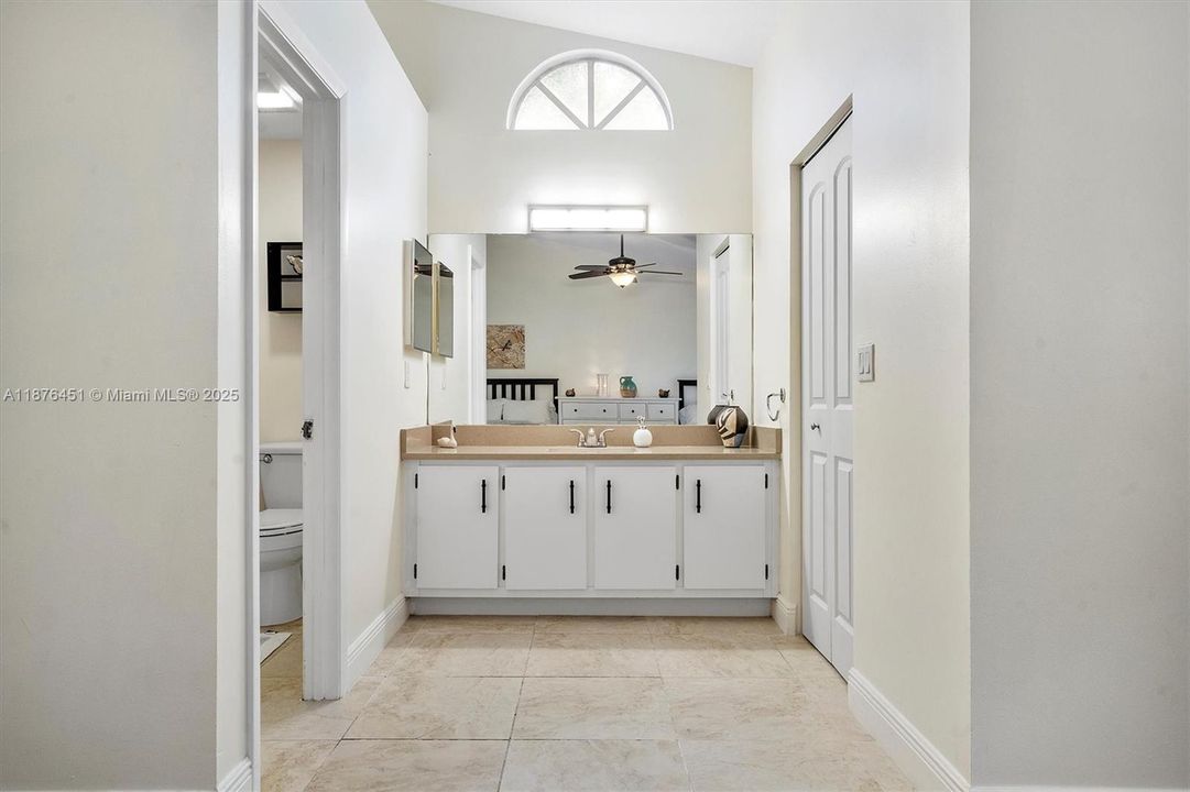 En Venta: $439,000 (2 camas, 2 baños, 1388 Pies cuadrados)