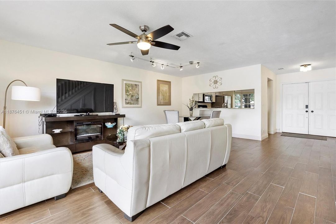 En Venta: $439,000 (2 camas, 2 baños, 1388 Pies cuadrados)