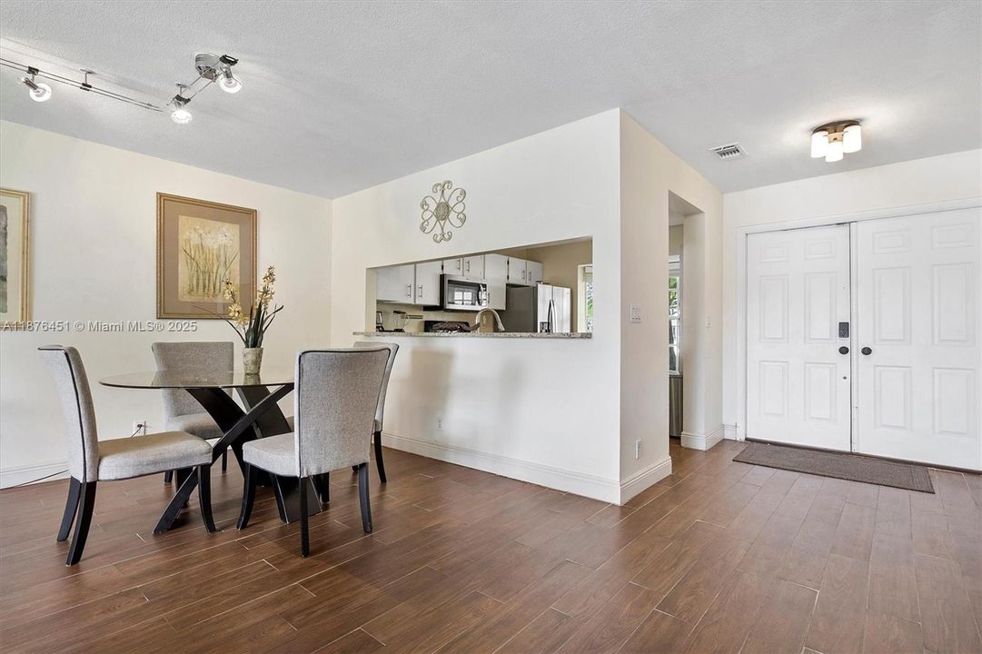 En Venta: $439,000 (2 camas, 2 baños, 1388 Pies cuadrados)