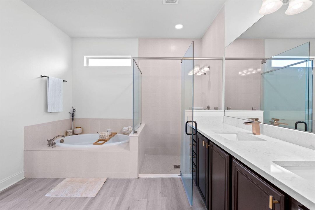 9160 Wrangler Master Bathroom Shower-Tub