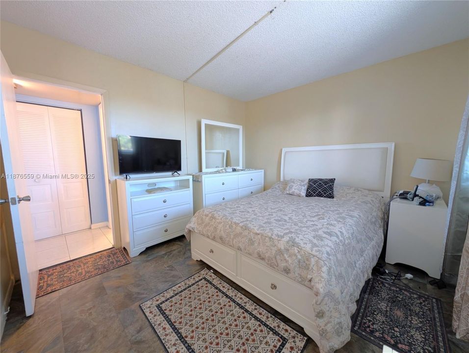 Activo con contrato: $140,000 (2 camas, 2 baños, 1090 Pies cuadrados)