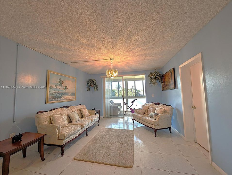 Activo con contrato: $140,000 (2 camas, 2 baños, 1090 Pies cuadrados)