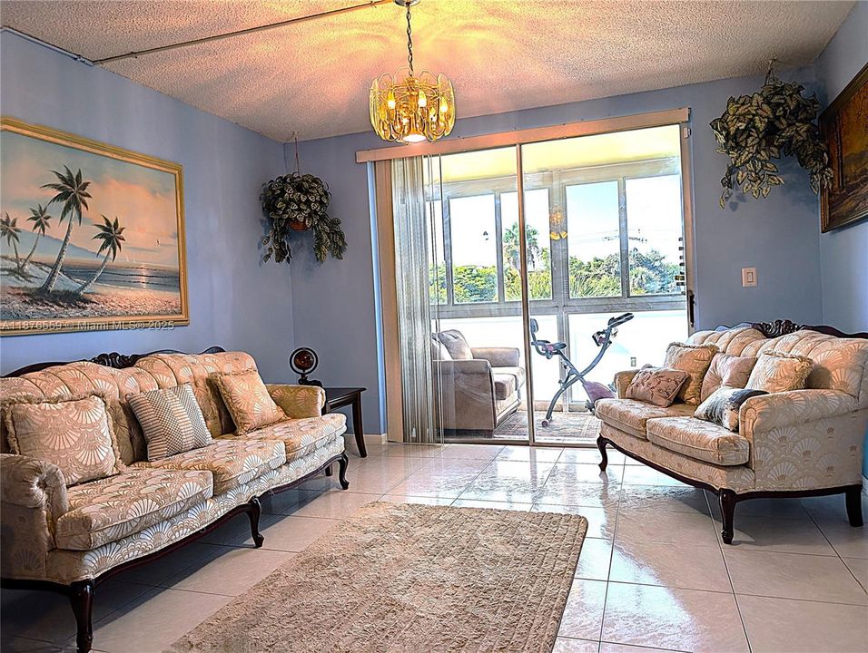 Activo con contrato: $140,000 (2 camas, 2 baños, 1090 Pies cuadrados)