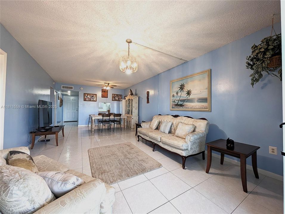 Activo con contrato: $140,000 (2 camas, 2 baños, 1090 Pies cuadrados)