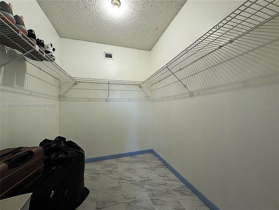 Activo con contrato: $140,000 (2 camas, 2 baños, 1090 Pies cuadrados)