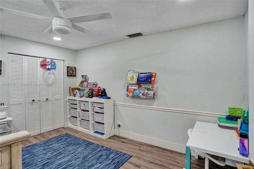 Под контрактом: $799,999 (3 спален, 2 ванн, 1626 Квадратных фут)