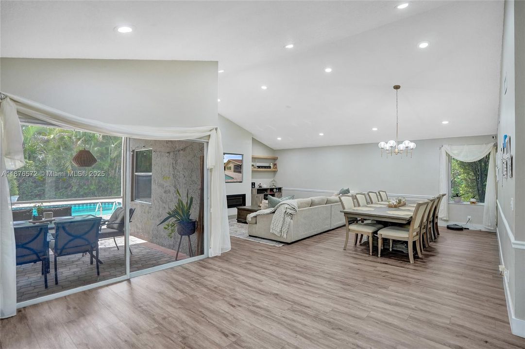 Под контрактом: $799,999 (3 спален, 2 ванн, 1626 Квадратных фут)