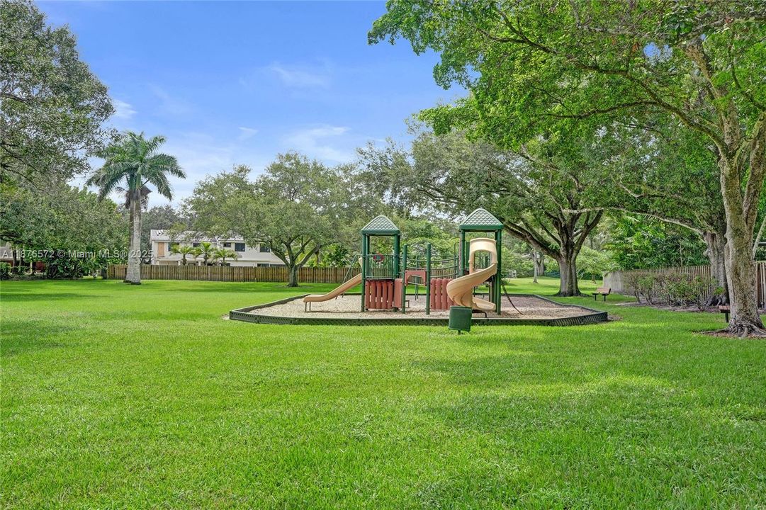 Под контрактом: $799,999 (3 спален, 2 ванн, 1626 Квадратных фут)