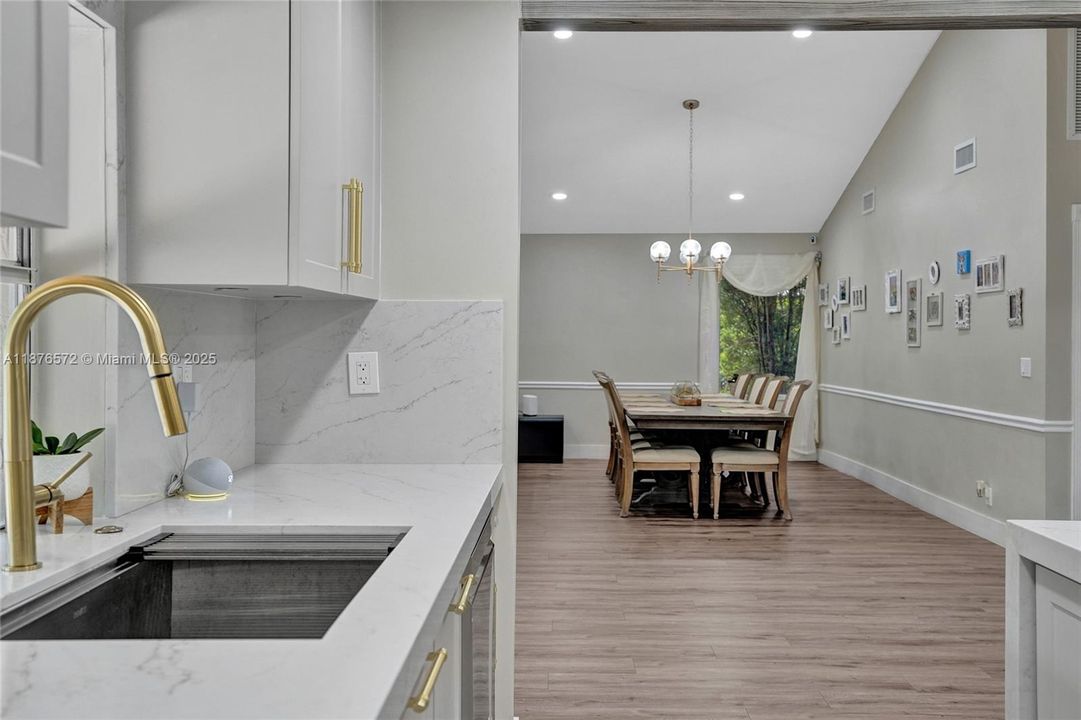 Под контрактом: $799,999 (3 спален, 2 ванн, 1626 Квадратных фут)