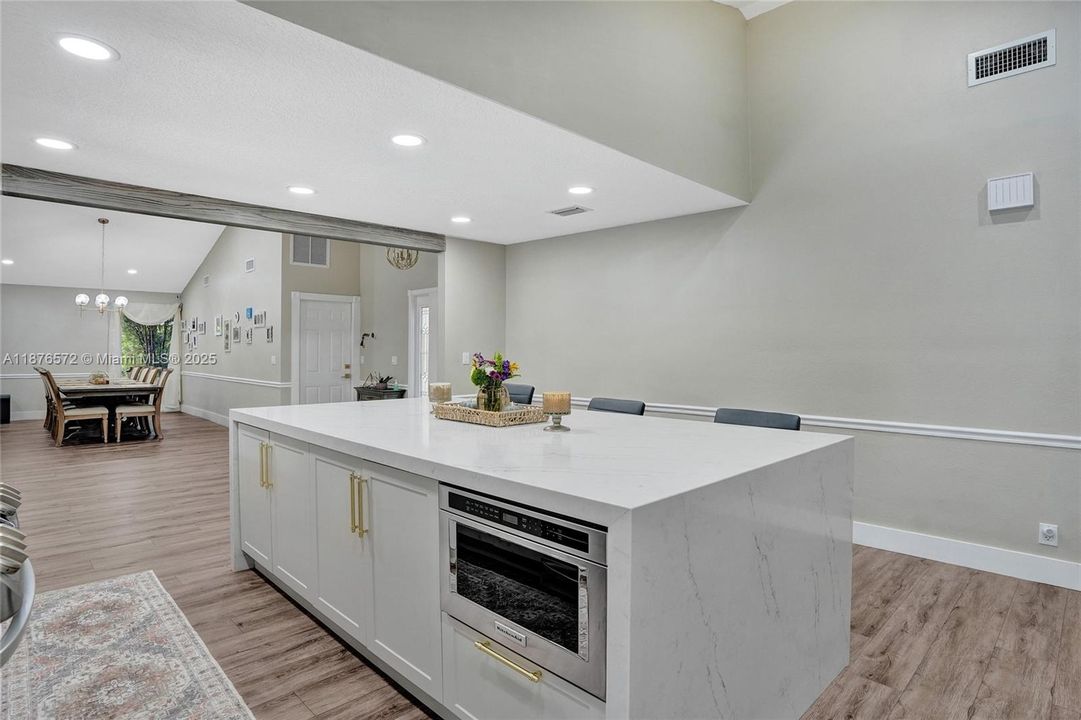 Под контрактом: $799,999 (3 спален, 2 ванн, 1626 Квадратных фут)