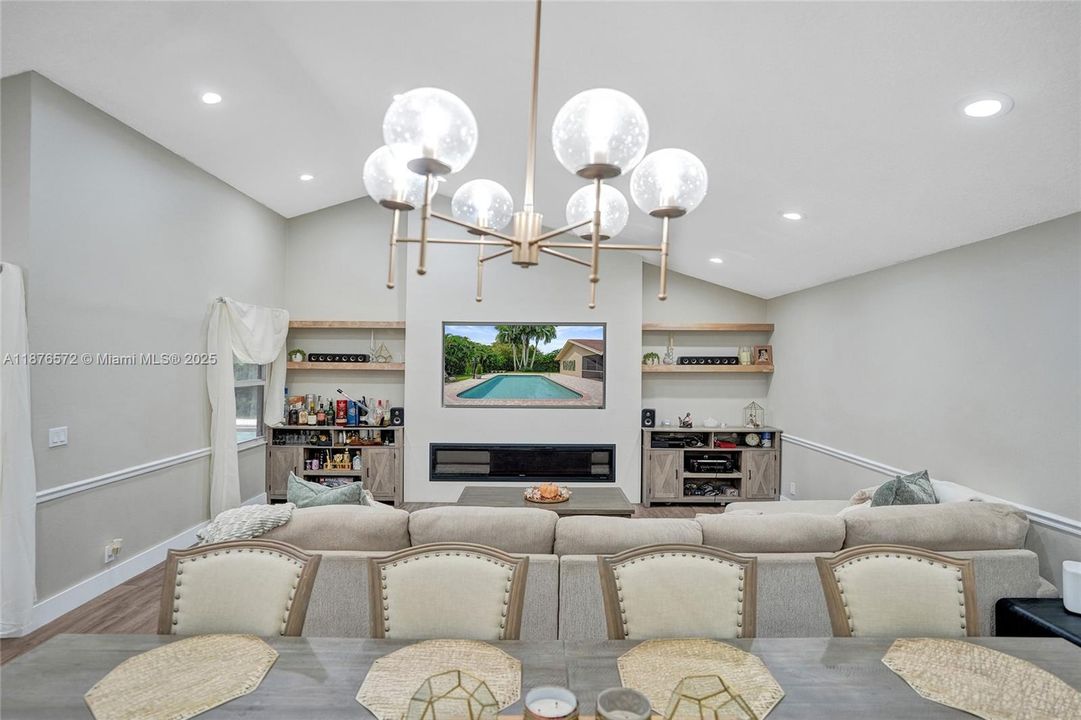 Под контрактом: $799,999 (3 спален, 2 ванн, 1626 Квадратных фут)