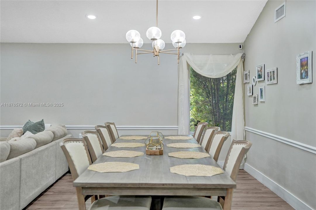 Под контрактом: $799,999 (3 спален, 2 ванн, 1626 Квадратных фут)