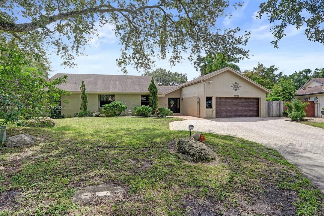 Под контрактом: $799,999 (3 спален, 2 ванн, 1626 Квадратных фут)