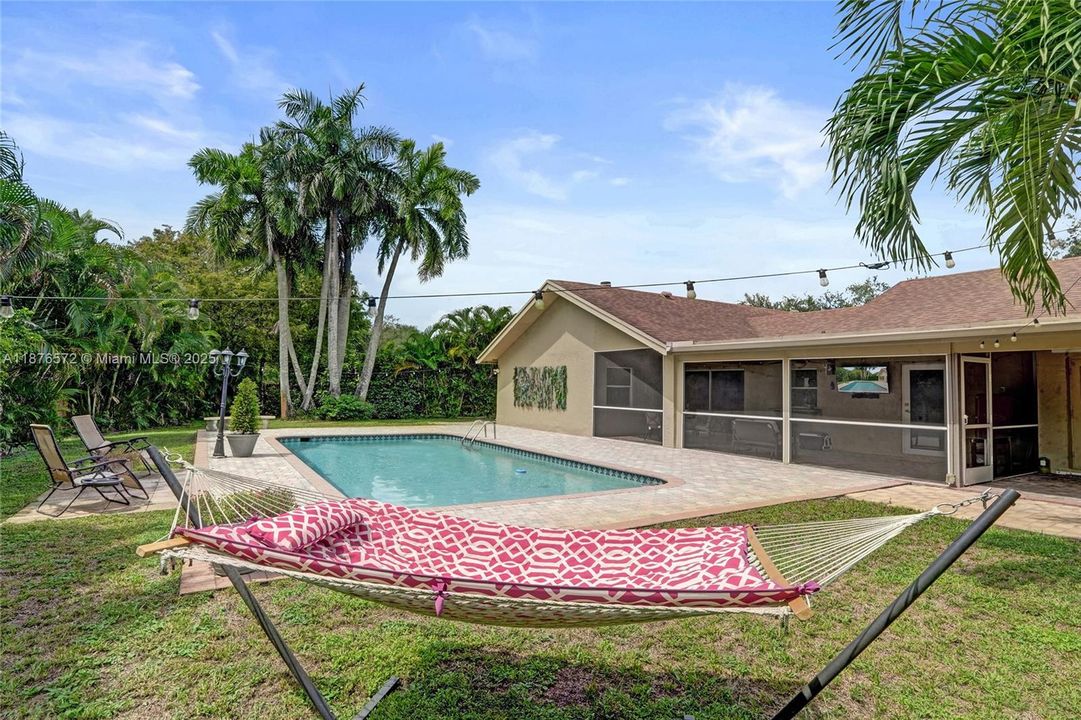 Под контрактом: $799,999 (3 спален, 2 ванн, 1626 Квадратных фут)