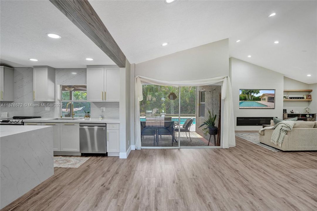 Под контрактом: $799,999 (3 спален, 2 ванн, 1626 Квадратных фут)