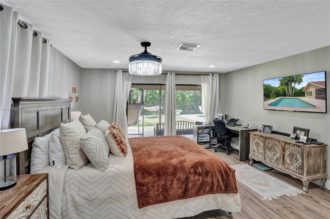 Под контрактом: $799,999 (3 спален, 2 ванн, 1626 Квадратных фут)