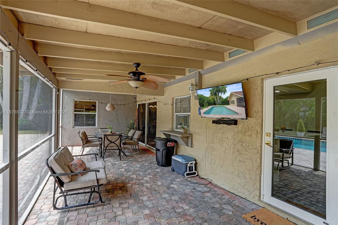 Под контрактом: $799,999 (3 спален, 2 ванн, 1626 Квадратных фут)