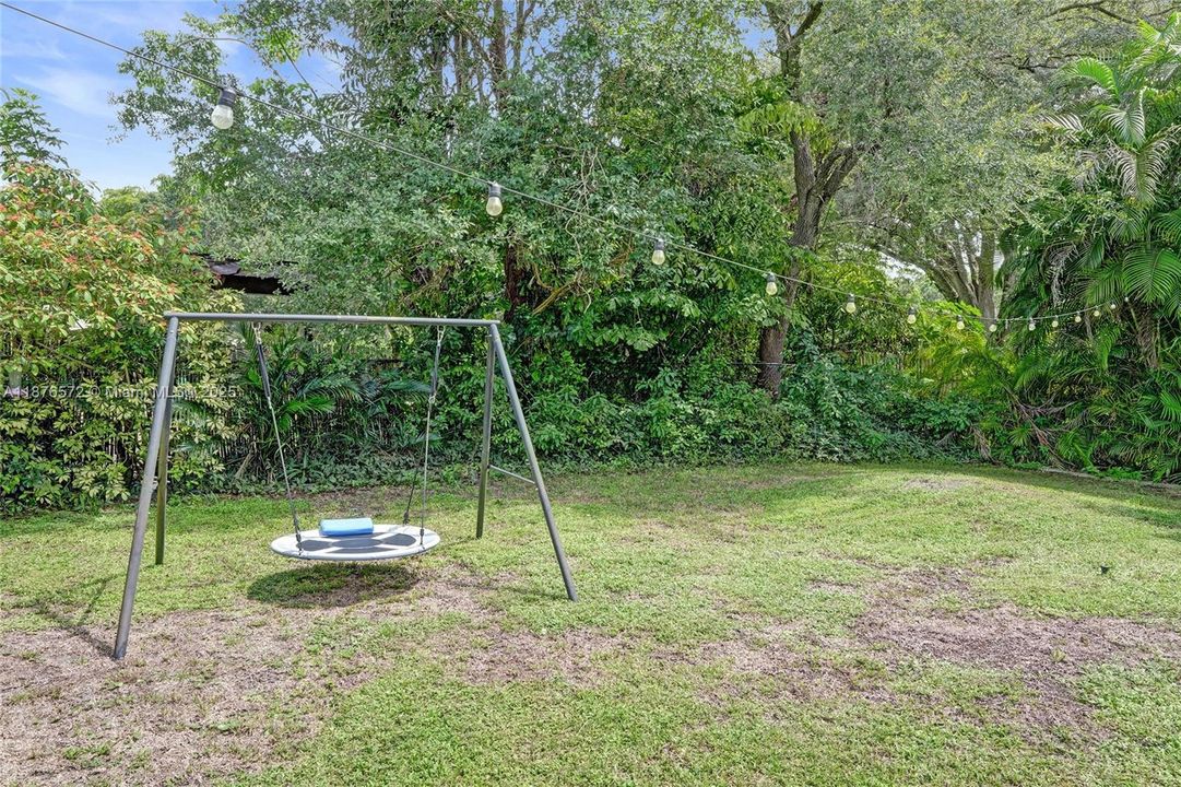 Под контрактом: $799,999 (3 спален, 2 ванн, 1626 Квадратных фут)