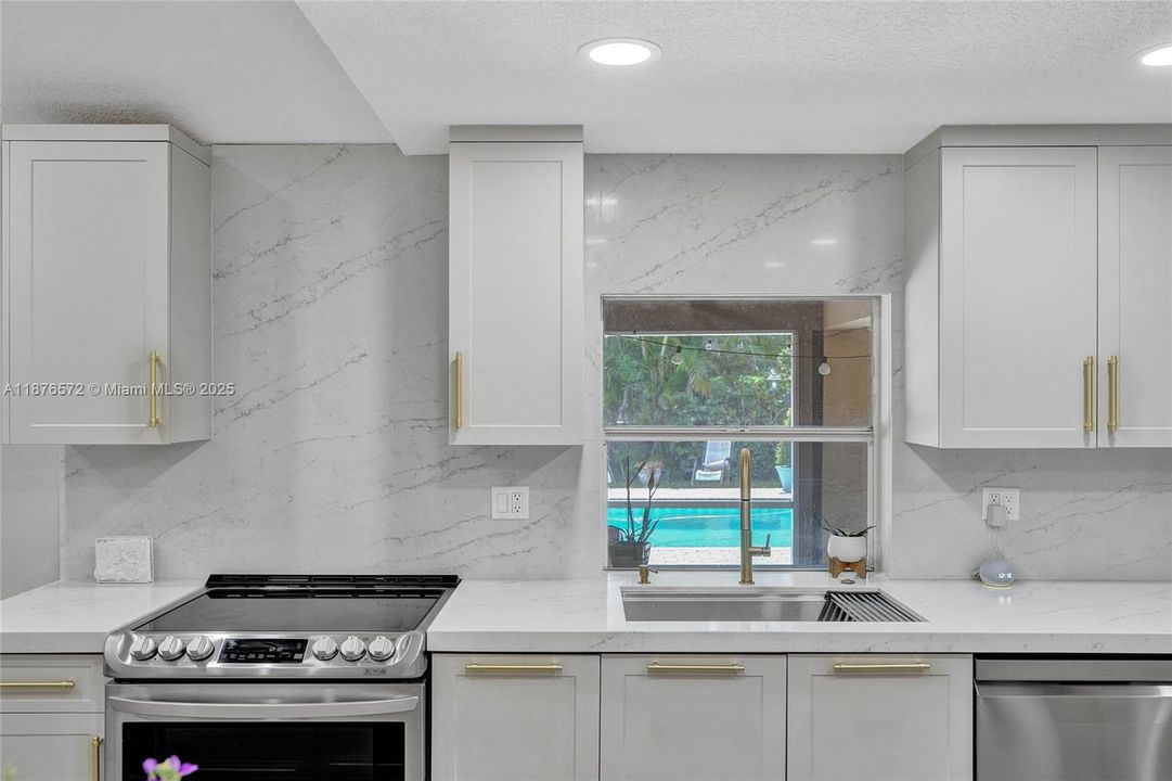 Под контрактом: $799,999 (3 спален, 2 ванн, 1626 Квадратных фут)