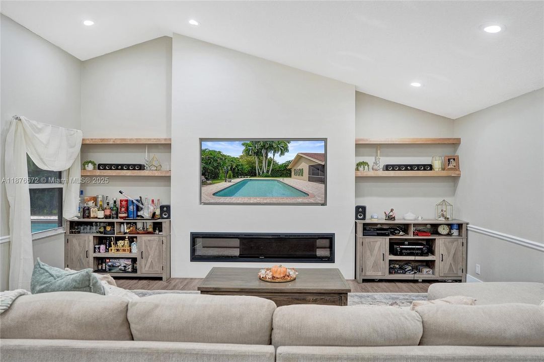 Под контрактом: $799,999 (3 спален, 2 ванн, 1626 Квадратных фут)