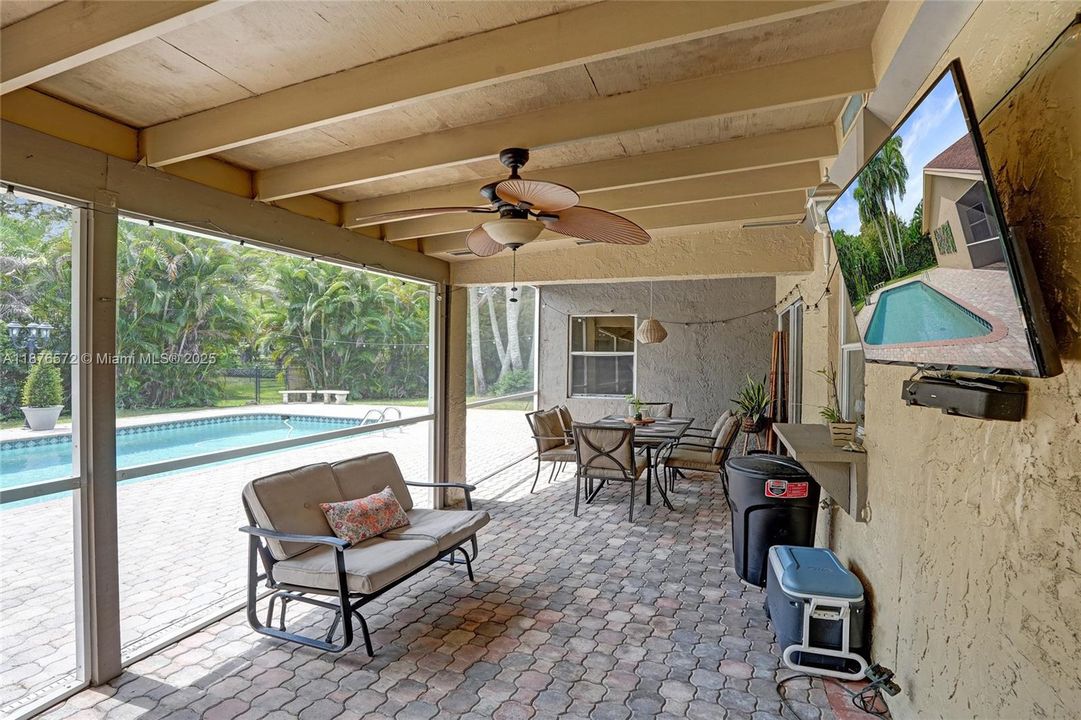 Под контрактом: $799,999 (3 спален, 2 ванн, 1626 Квадратных фут)