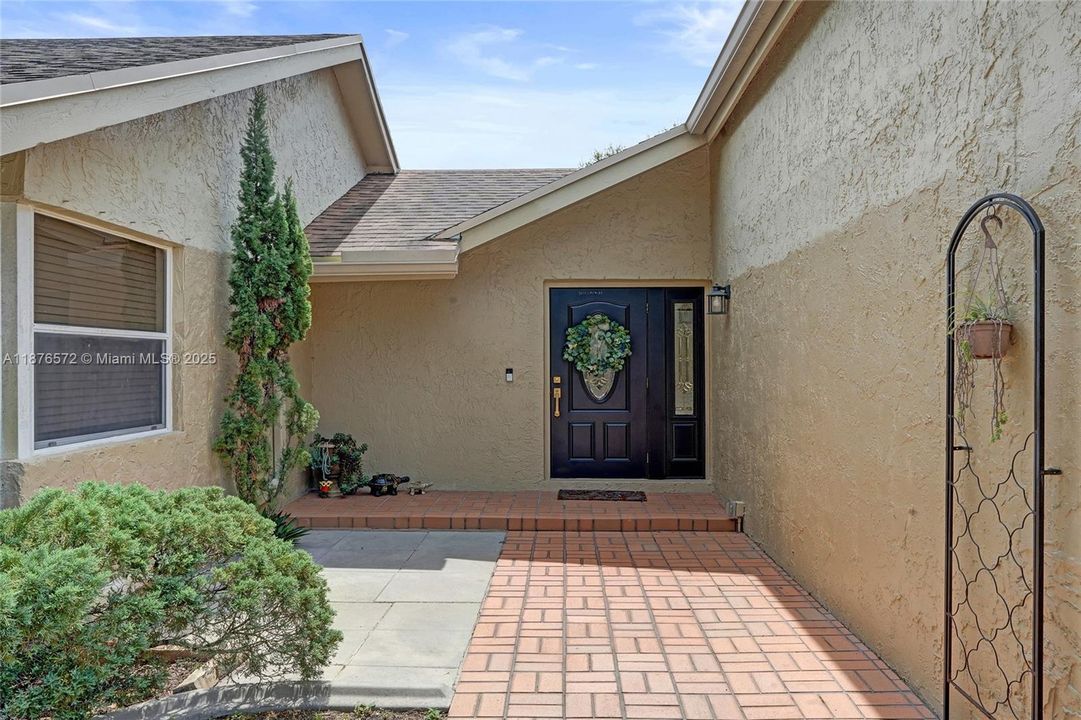 Под контрактом: $799,999 (3 спален, 2 ванн, 1626 Квадратных фут)