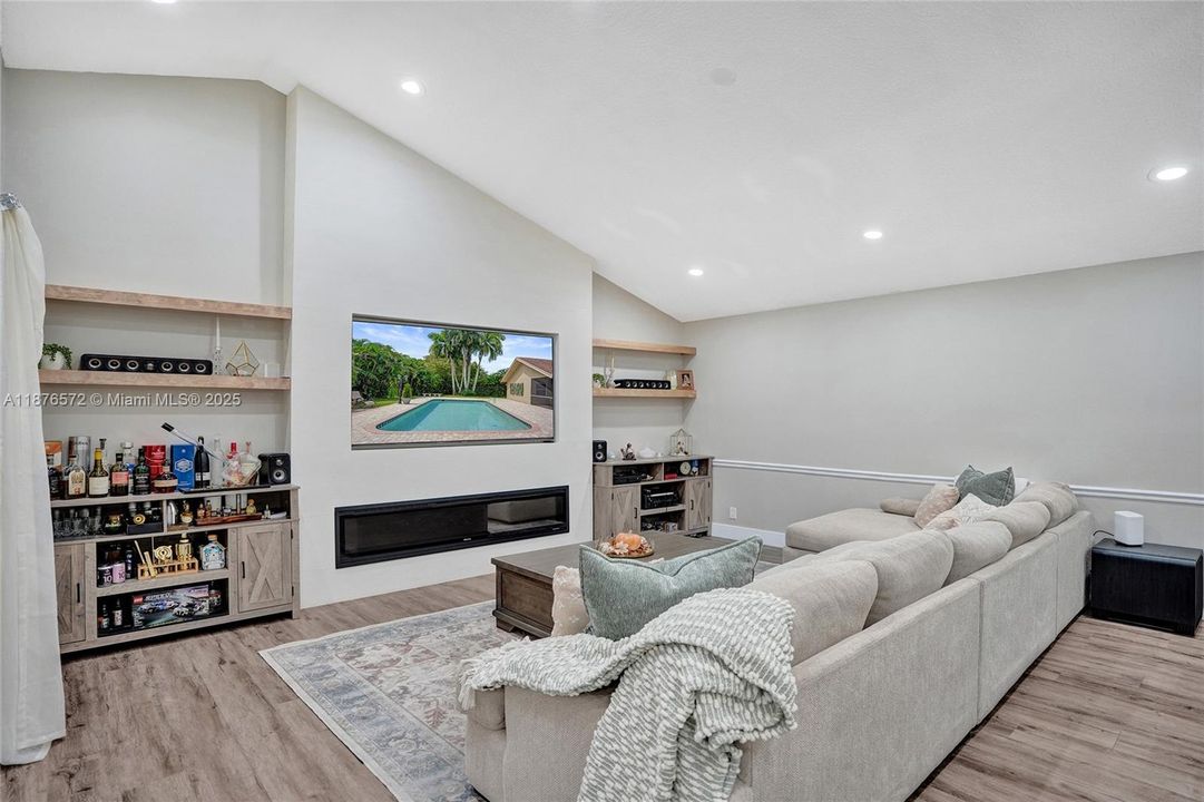 Под контрактом: $799,999 (3 спален, 2 ванн, 1626 Квадратных фут)