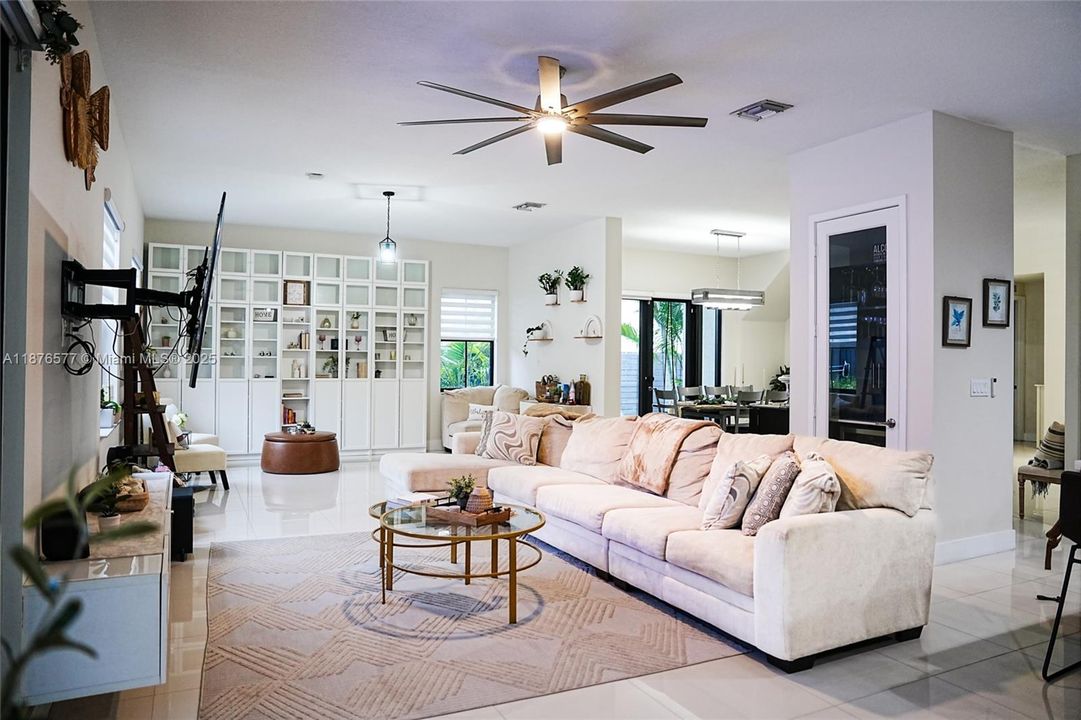 Recently Sold: $1,175,000 (5 beds, 6 baths, 3639 Square Feet)