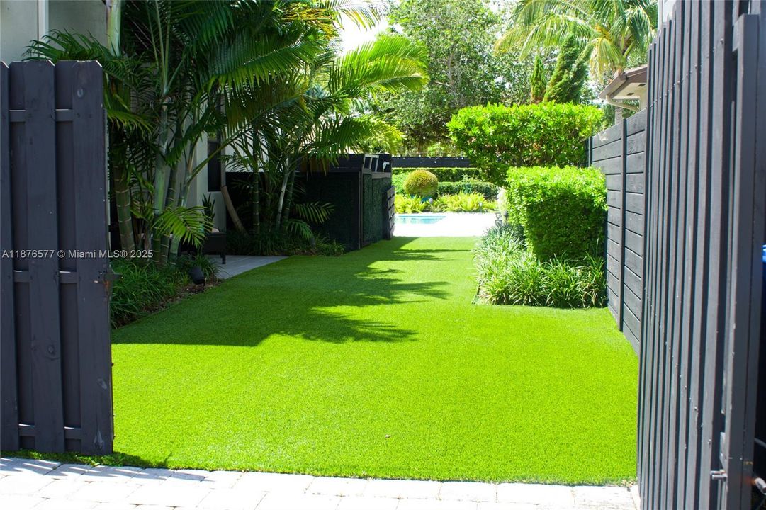 Recently Sold: $1,175,000 (5 beds, 6 baths, 3639 Square Feet)