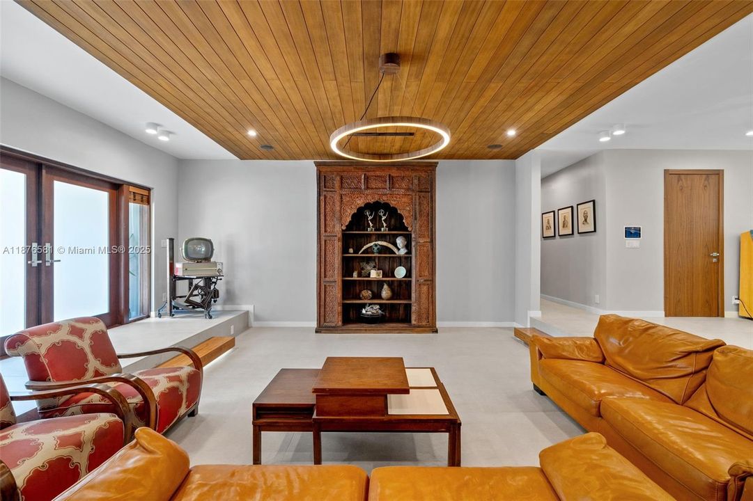 Active With Contract: $4,250,000 (4 beds, 3 baths, 2971 Square Feet)