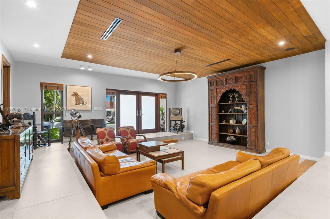 Active With Contract: $4,250,000 (4 beds, 3 baths, 2971 Square Feet)