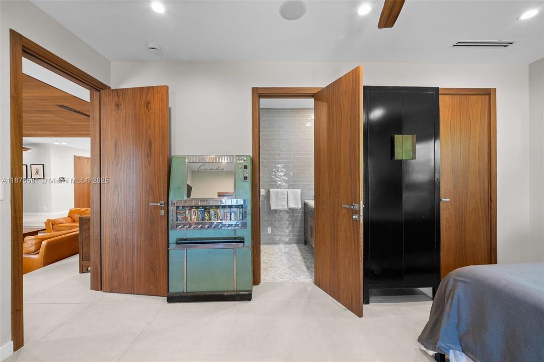 Active With Contract: $4,250,000 (4 beds, 3 baths, 2971 Square Feet)