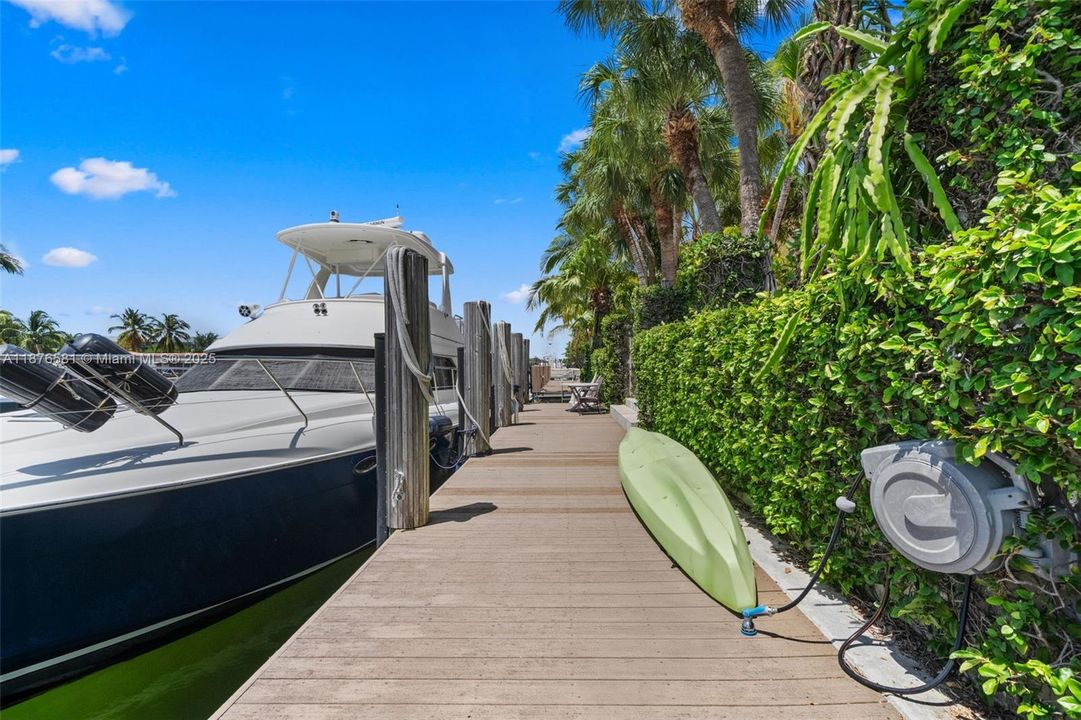 Active With Contract: $4,250,000 (4 beds, 3 baths, 2971 Square Feet)