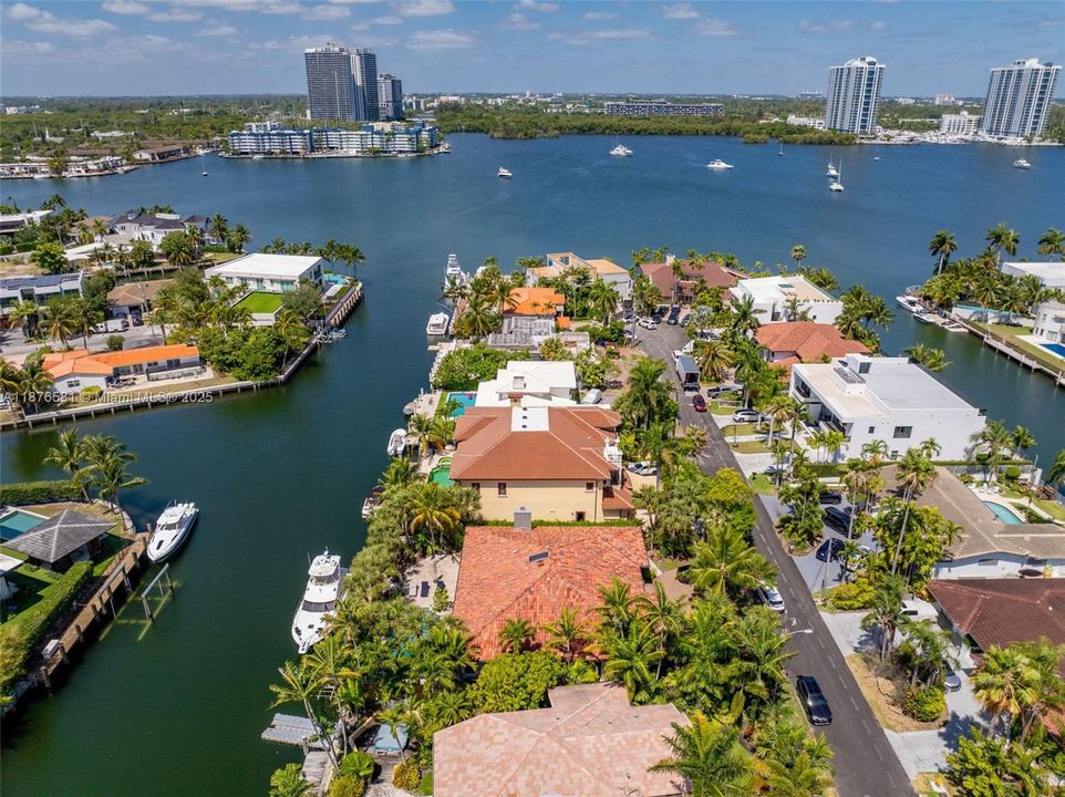 Active With Contract: $4,250,000 (4 beds, 3 baths, 2971 Square Feet)