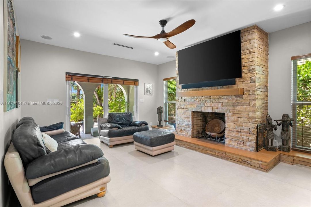 Active With Contract: $4,250,000 (4 beds, 3 baths, 2971 Square Feet)