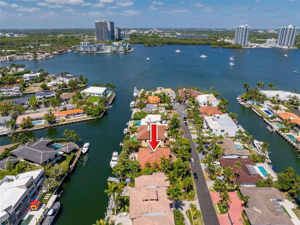 Active With Contract: $4,250,000 (4 beds, 3 baths, 2971 Square Feet)