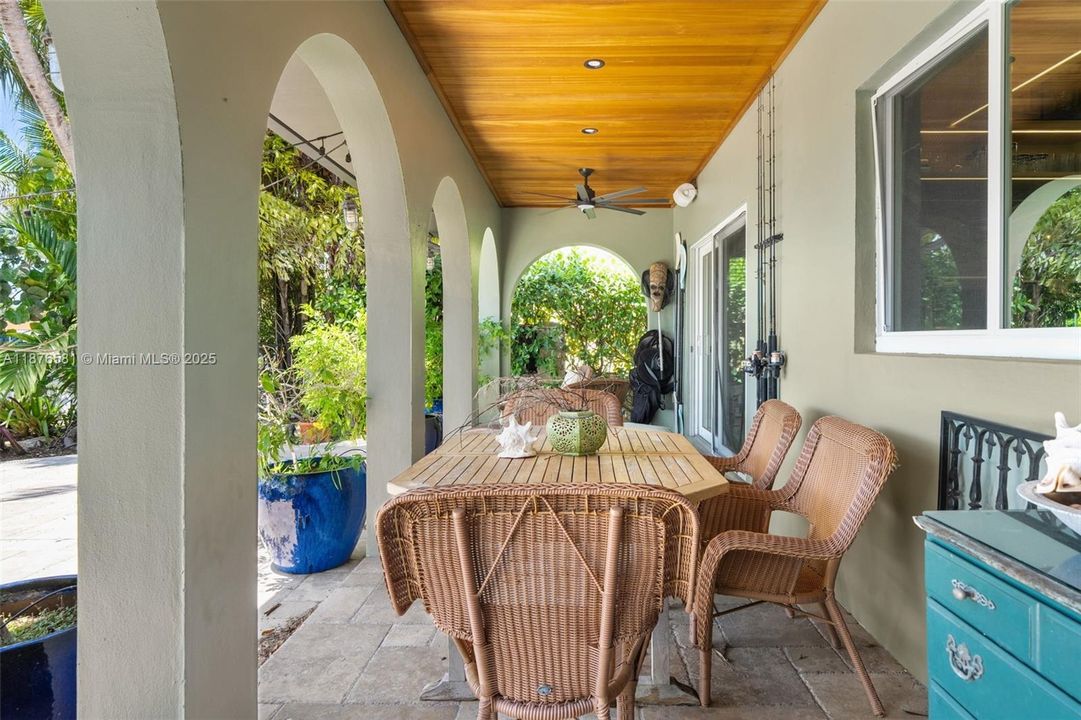 Active With Contract: $4,250,000 (4 beds, 3 baths, 2971 Square Feet)