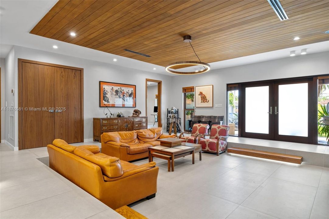 Active With Contract: $4,250,000 (4 beds, 3 baths, 2971 Square Feet)