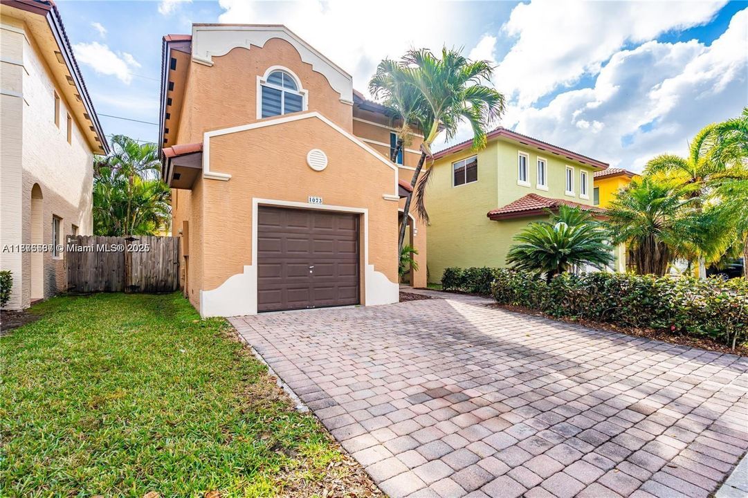 合同活跃: $2,500 (3 贝兹, 2 浴室, 1507 平方英尺)