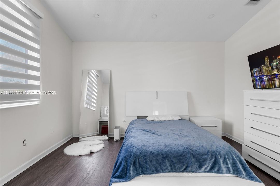 合同活跃: $2,500 (3 贝兹, 2 浴室, 1507 平方英尺)