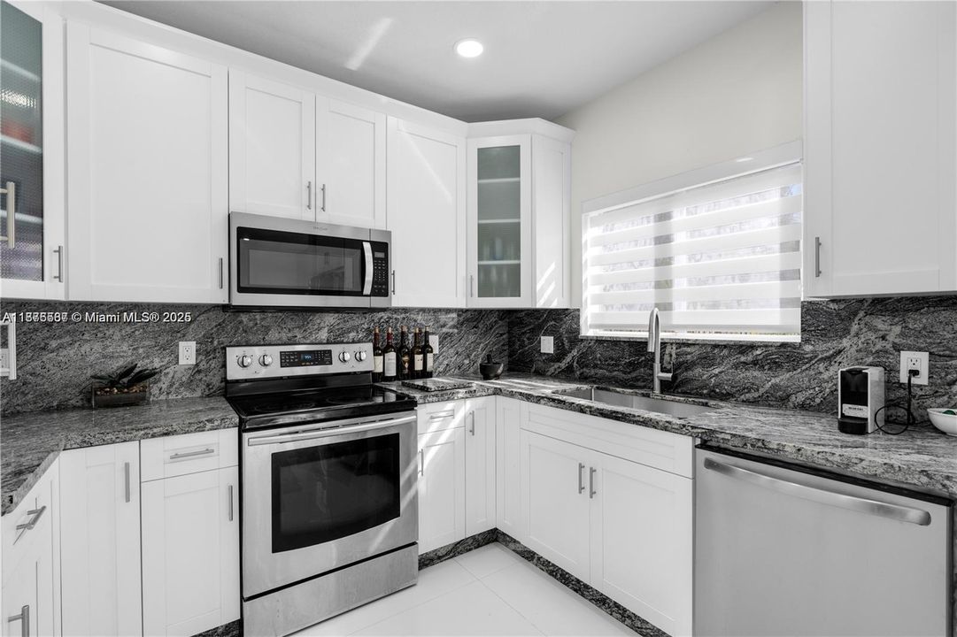 合同活跃: $2,500 (3 贝兹, 2 浴室, 1507 平方英尺)